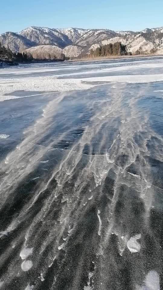 в течении реки. купаемся на речке. девушка на волне. состояние моря. тёмные воды фильм 2002.