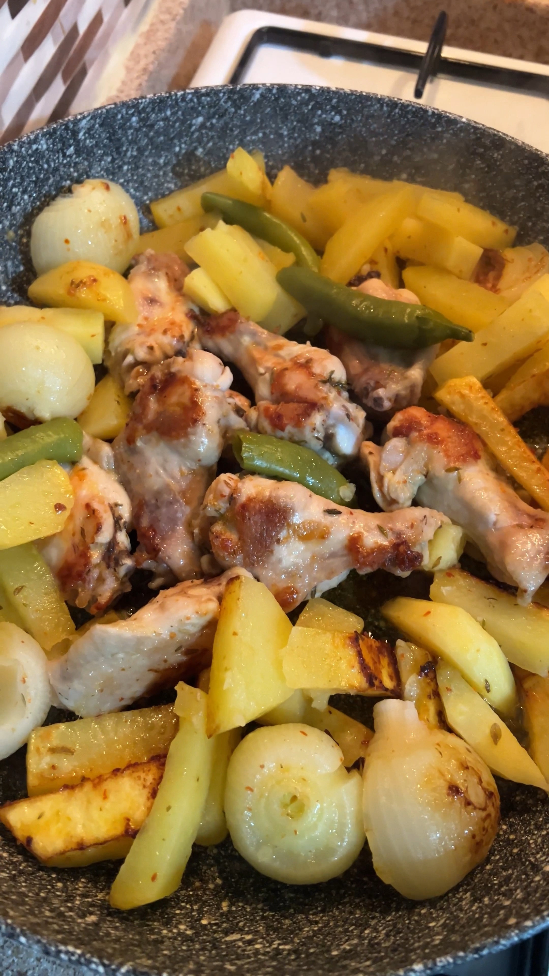 Курица с овощами. Тушеные овощи. Картошка с овощами на сковороде. Курица с картошкой и овощами на сковороде. Курица с картошкой и овощами на сковороде.