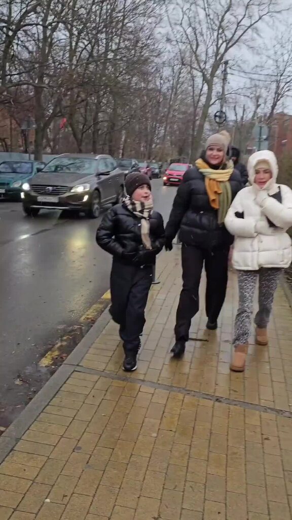 Холодно но. Шутки про холодное лето. Как холодно картинки. Очень холодно. Холодно на улице.