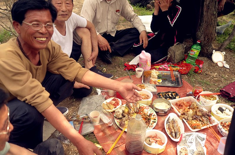 южная корея стрит фуд. кореянка с едой. кимчи панчан. блюда северной кореи. еда в кндр.