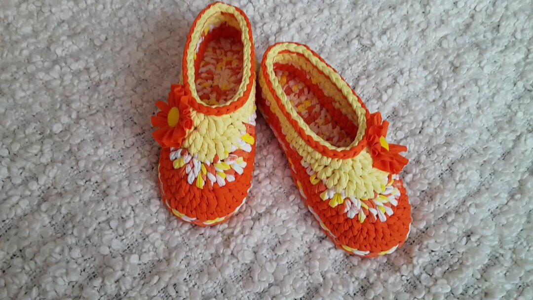 Тапочки-следки 2020. Стих про тапки смешной. Видео 2 тапочки. Следочки на 2 спицах мастер класс. Модное хобби следки спицами без швов.