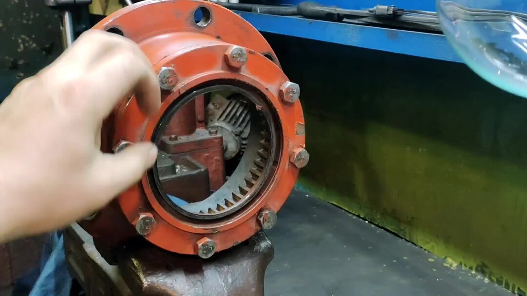 Как выкрутить заклинивший болт и не сломать, потянуло резьбу. Один из ...