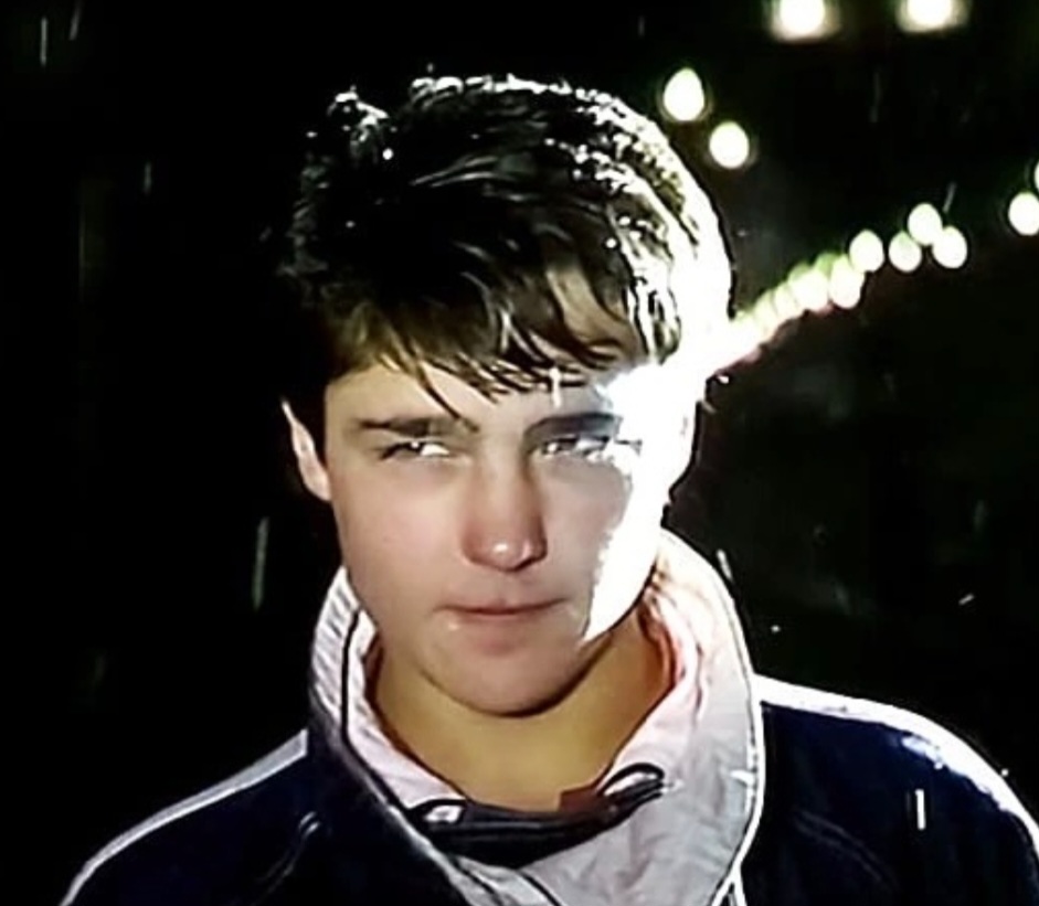 Стыдно идти по улице. Люди на улице. Стыдно идти по улице. Стыдно идти по улице. Сандра баллок и райан рейнольдс в фильме предложение.