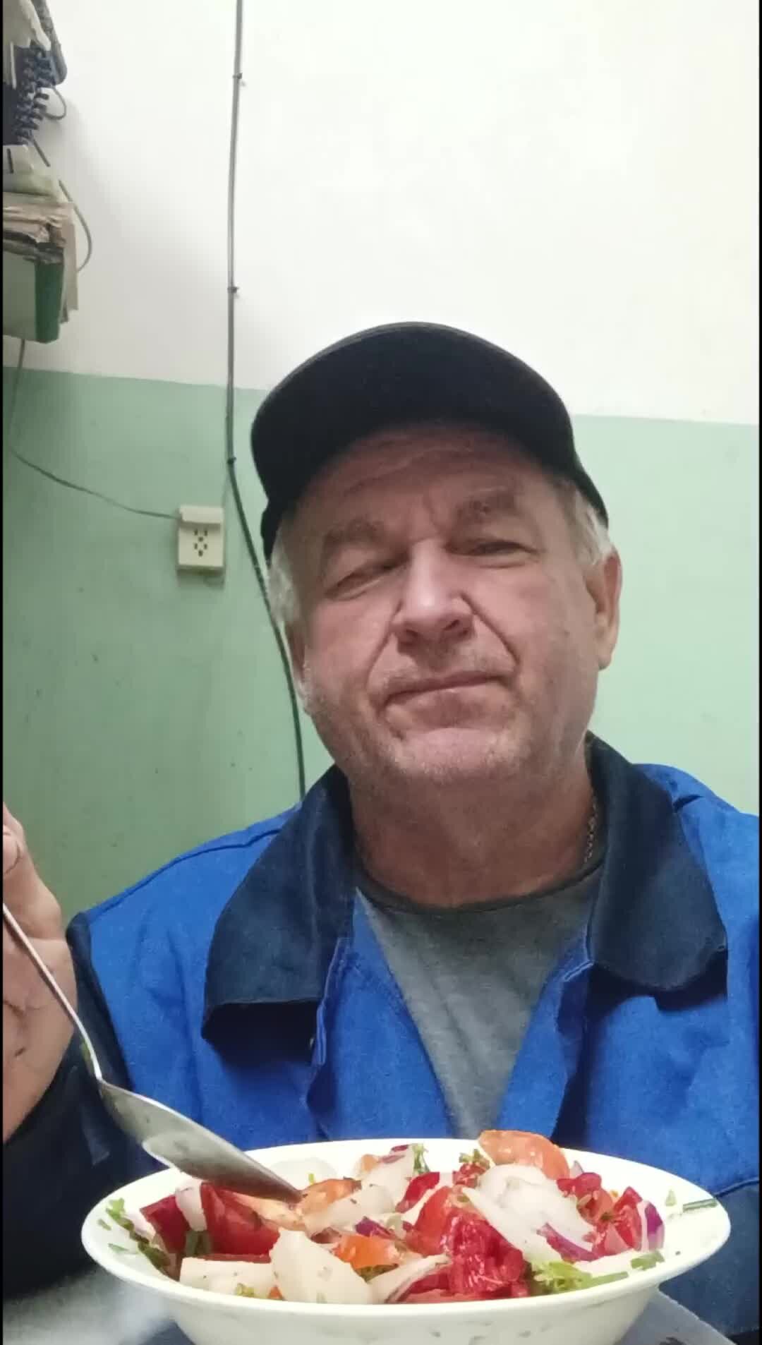 ТИМОХА ВИКТОРОВИЧ | Ем салат на ночь глядя. | Дзен