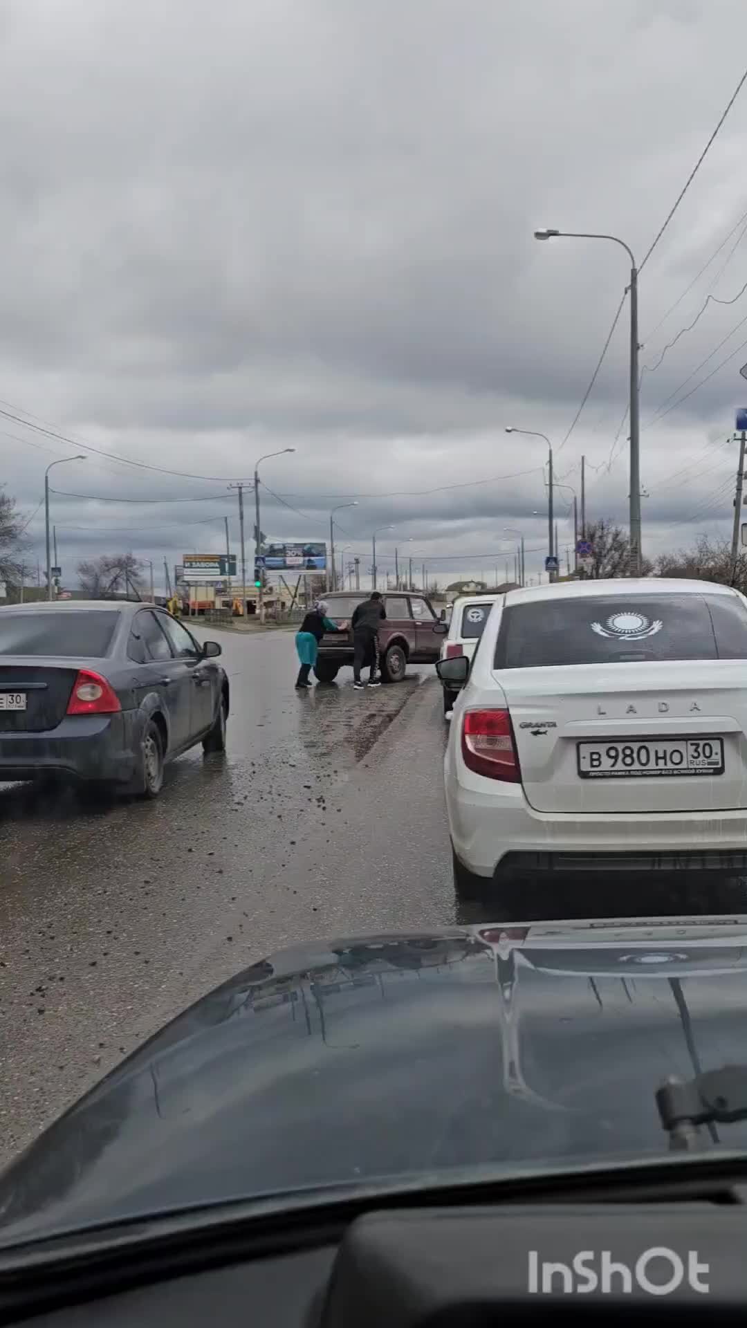 Ваня К | Вышел и помог женщинам толкнуть машину | Дзен