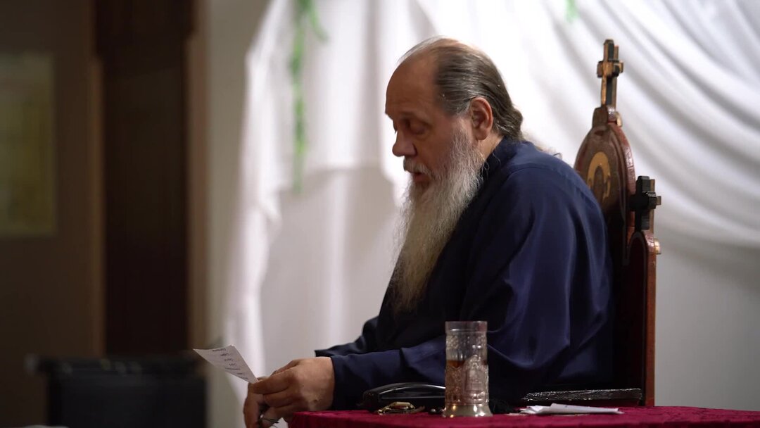 Человек молится богу. Девушка молится в церкви. Заканчиваться молиться. Священник в алтаре. Человек молится.