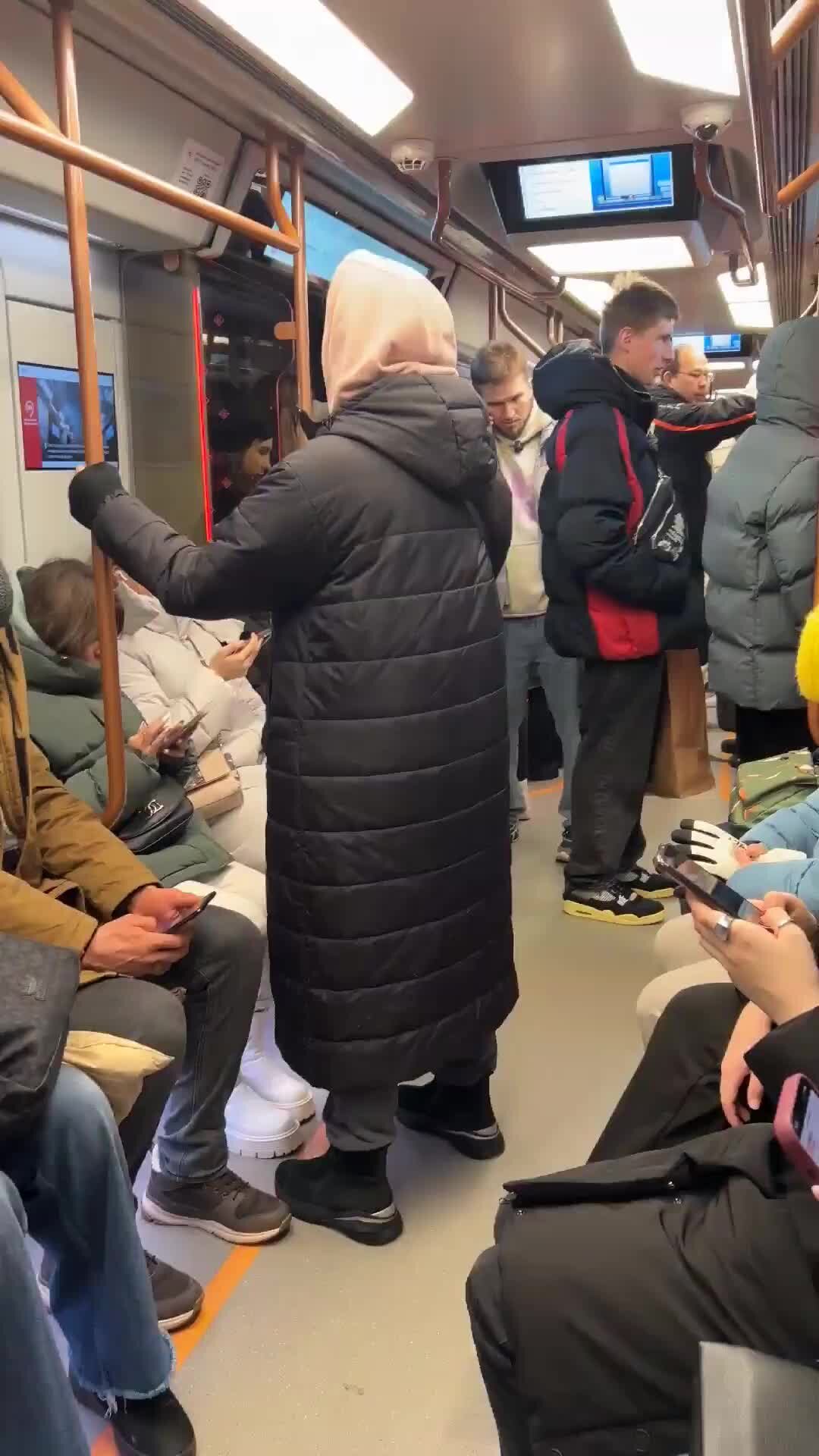 вагон метро маяковский. почему в метро холодно. чебурашка в метро москвы. подземных метро странные люди. фристайл в метро.