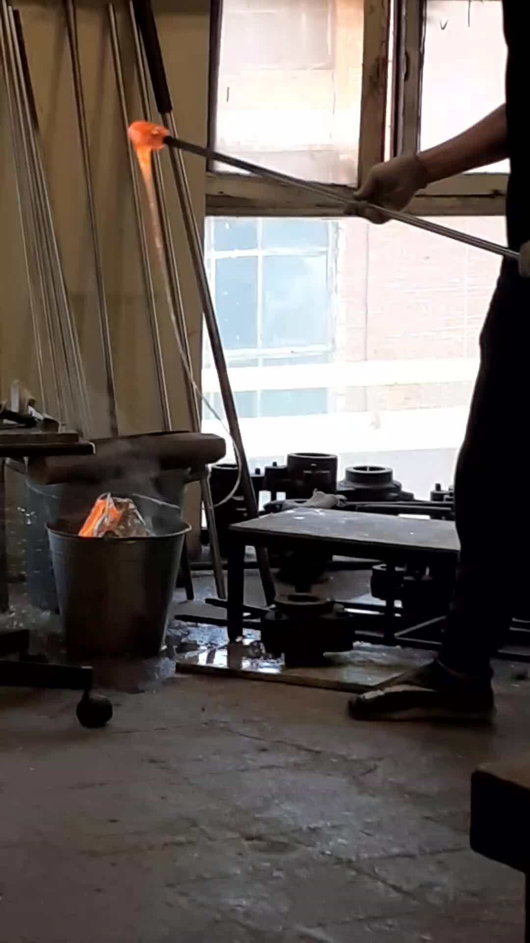 Редкие профессии неизвестные. Ремесло стеклодува. Возникла бы профессия стеклодува если бы стекло. Выдувание стекла. Шоу секрет стеклодува.