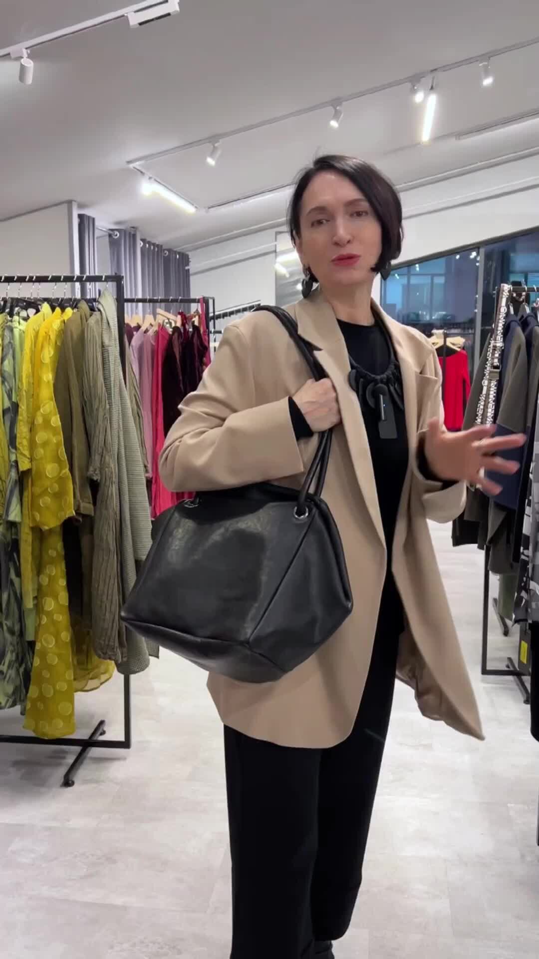 Дизайнерская одежда. Мода в россии. Burberry показ 2023. Шоу версаче джанни. Гости на показе мод.