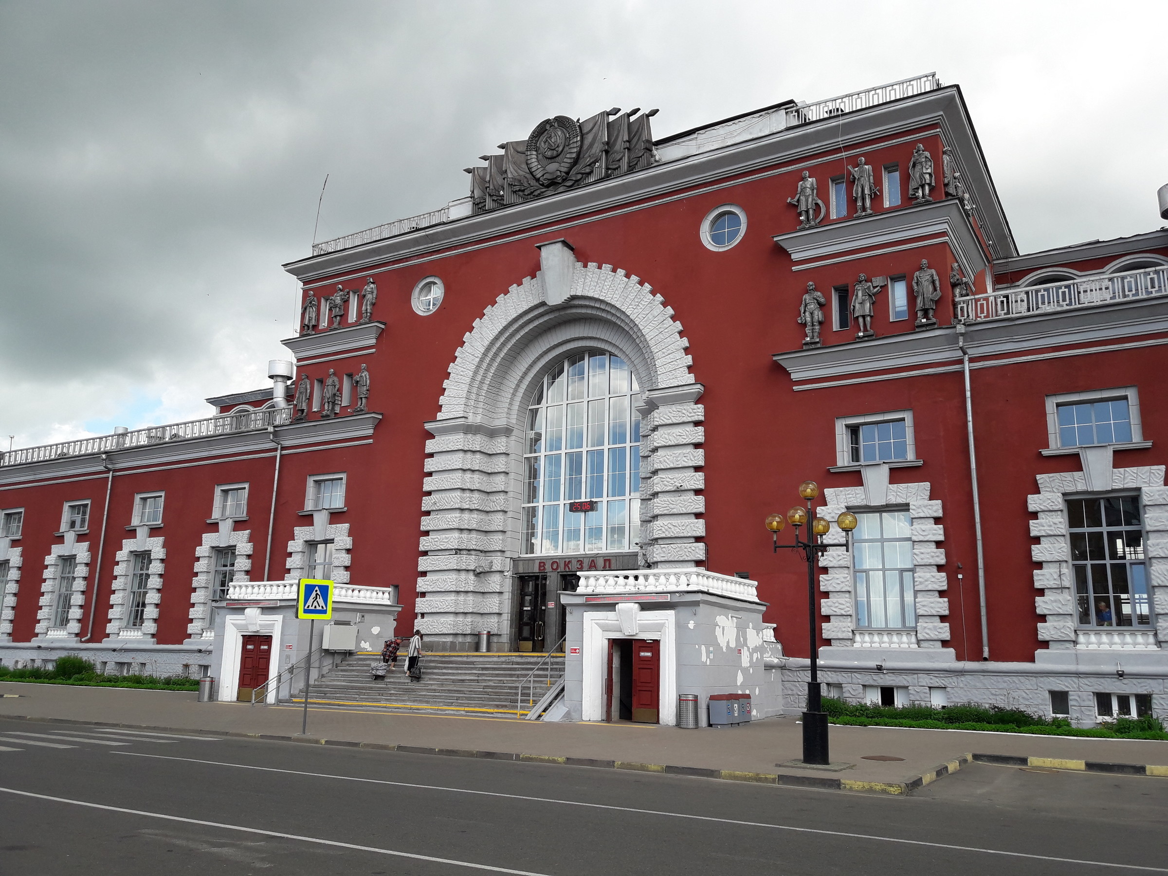 Курская железнодорожный. Ж/Д вокзал Курск. ЖД вокзал Курск. Курский вокзал Курск. Станция Курск вокзал.