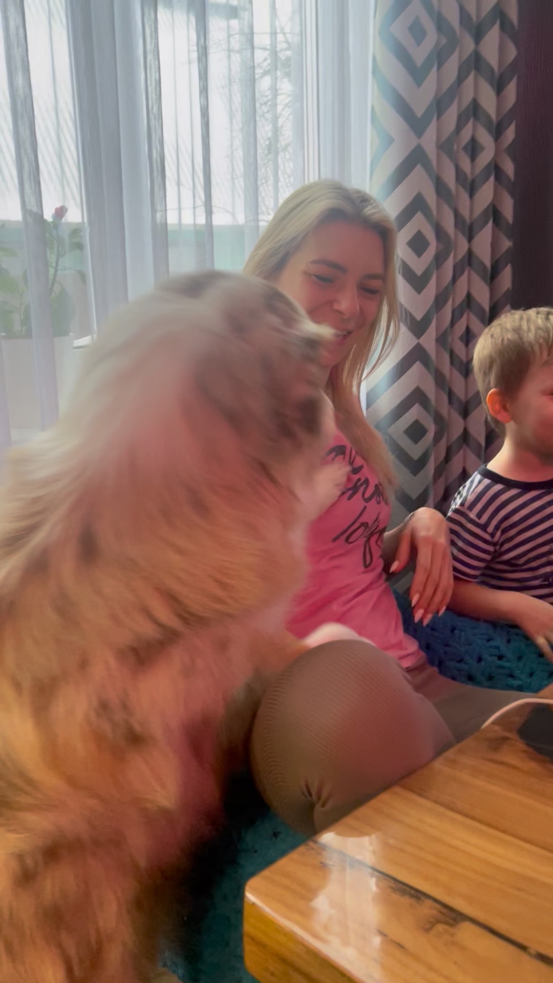 Нежное прикосновение к щеке. Роберт паттинсон реклама диор. Нежность и ласку. Нежные прикосновения к мужчине. Нежное прикосновенье.