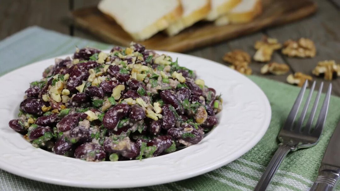 Постный салат с черносливом. Салат с фасолью и грецкими орехами. Салат из фасоли с грецкими орехами. Салат из фасоли с орехами. Салат из красной фасоли с грецкими орехами.