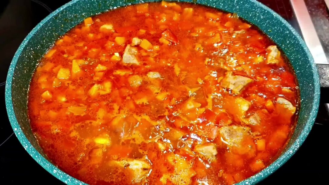 гуляш из колбасы с подливкой. сталик гуляш по венгерски. гуляш из свинины с подливкой как в детском саду рецепт. ккал соевого гуляша. гуляш говядины с подливкой калорийность.