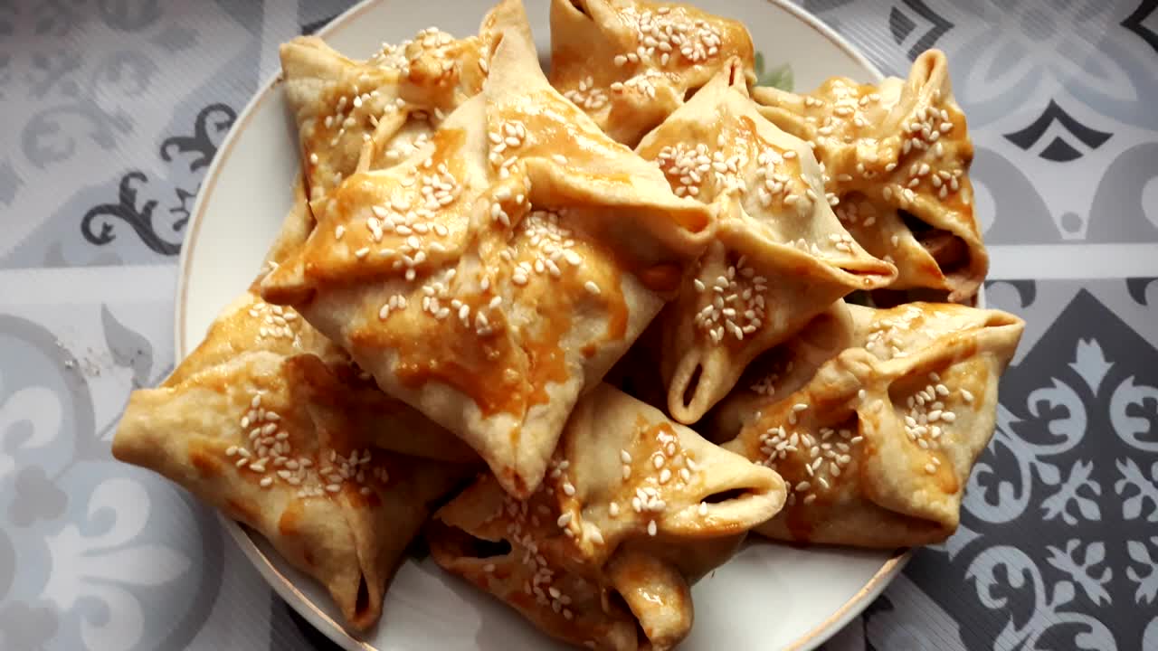 поджаренная булочка. жареная булка. плюшки жарятся готовится восстание. булочки жареные в масле научил турецкий повар. булочки жареные в масле на сковороде с лимонным начинкой.