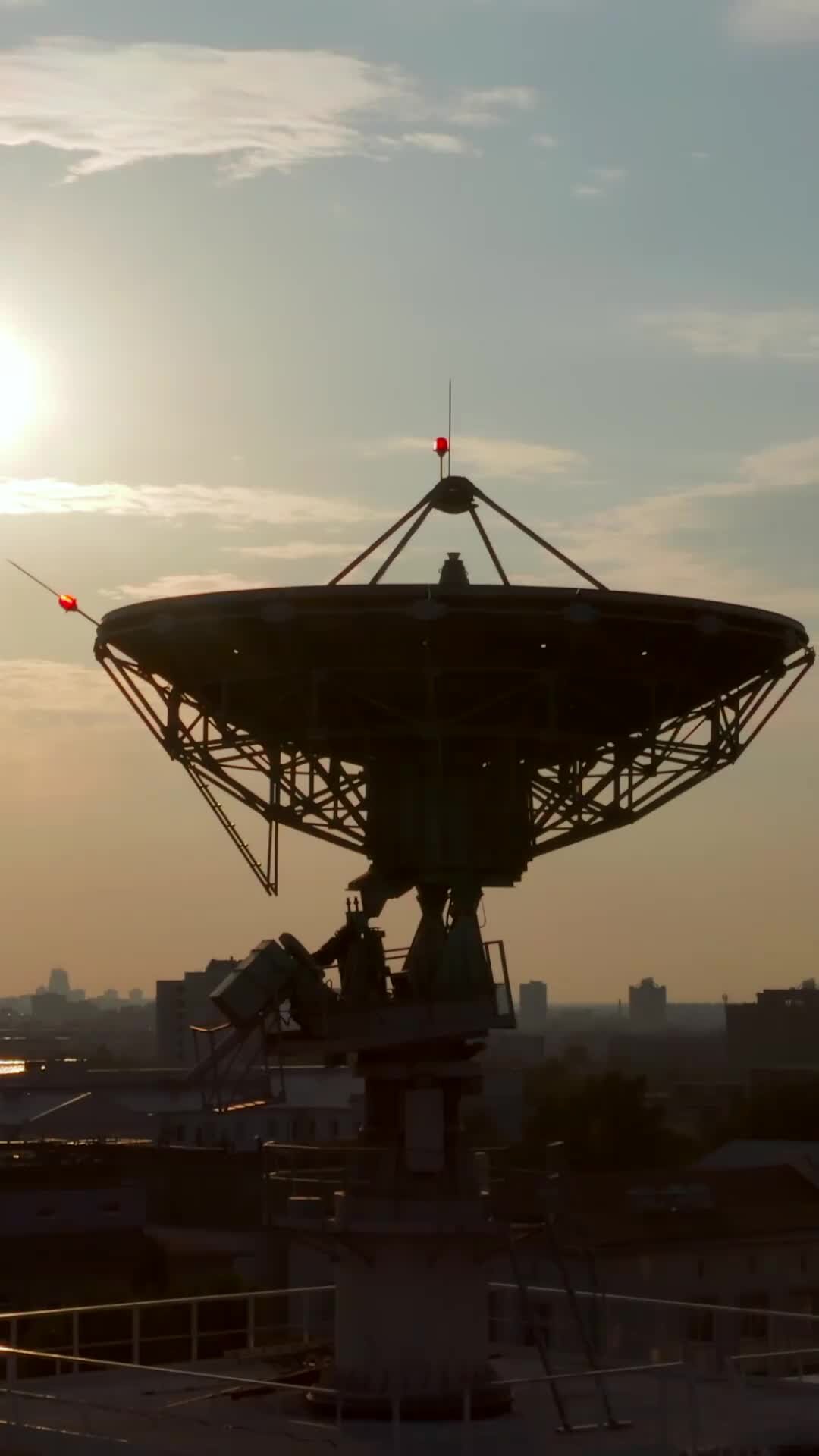 первый исз спутник ссср. первый российский спутник. спутник-1 первый искусственный спутник земли. «спу́тник-1» — первый искусственный спутник земли. первый российский спутник.