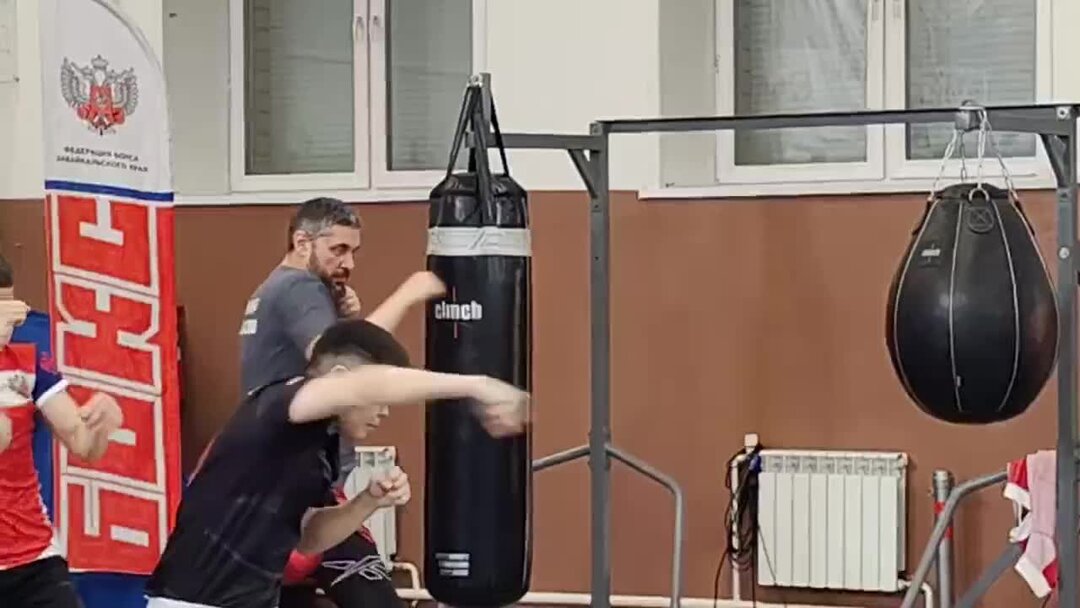 Фитнес мужчины. Фитнес тренировки для мужчин. Тренировка с тренером. Мужчина в спортзале. Тренировка молодого.