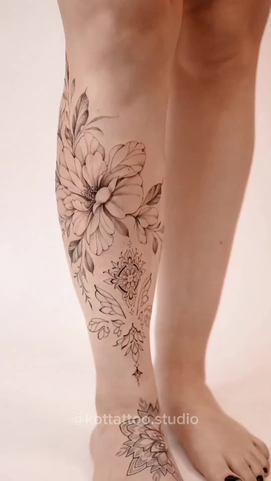 КОТ TATTOO STUDIO | Тату на ноге для девушки - цветы с орнаментом. Красивая  и стильная татуировка в графике от мастера Kot Tattoo Studio | Дзен