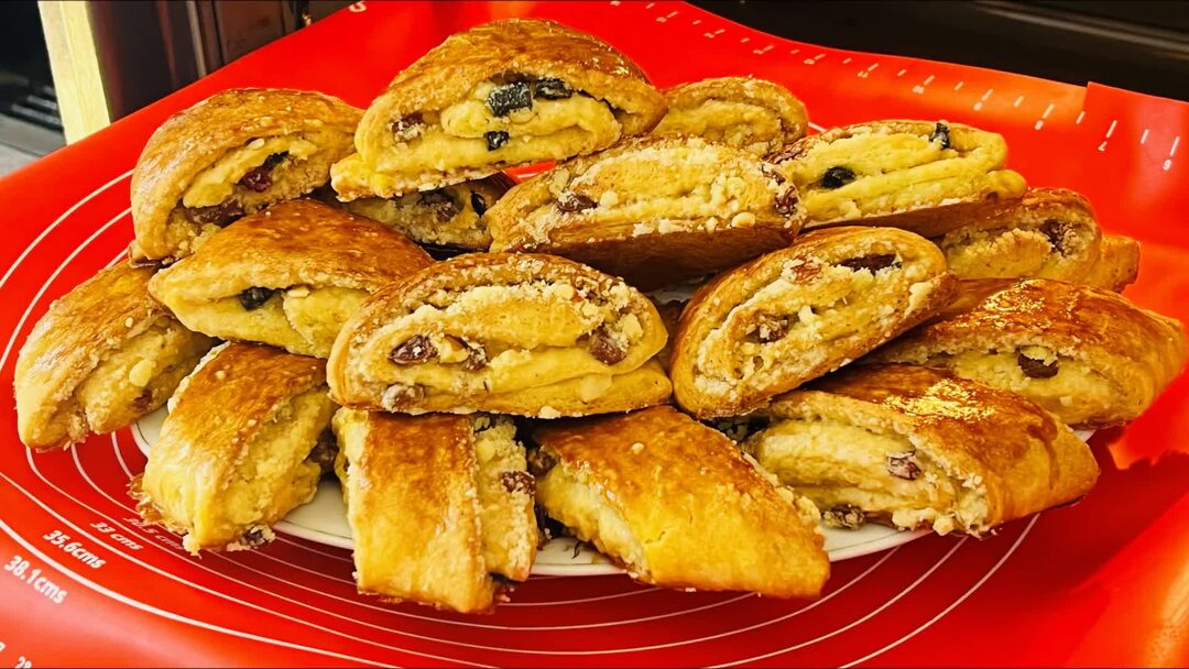 Блины с растопленным маслом. Праздничный хворост розы. С блинчиком во рту. Рецепт рот. Печенье тает во рту.