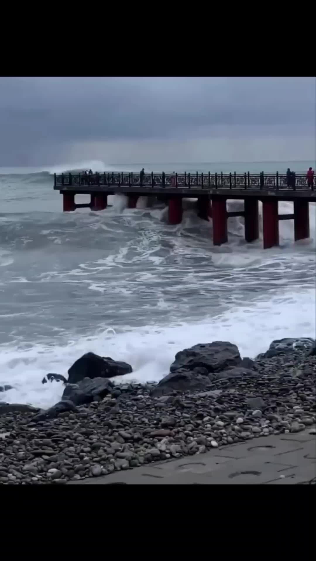 Девушку смыло в море во время. Почему в Сочи сильные шторма.