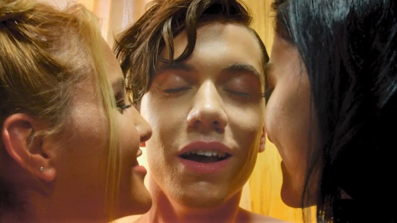 парнях качество видео. Runt фильм 2020 камерон бойс. джонатан беннетт и его парень. Need for speed: жажда скорости фильм 2014 рами малек. фильм крушение актеры.