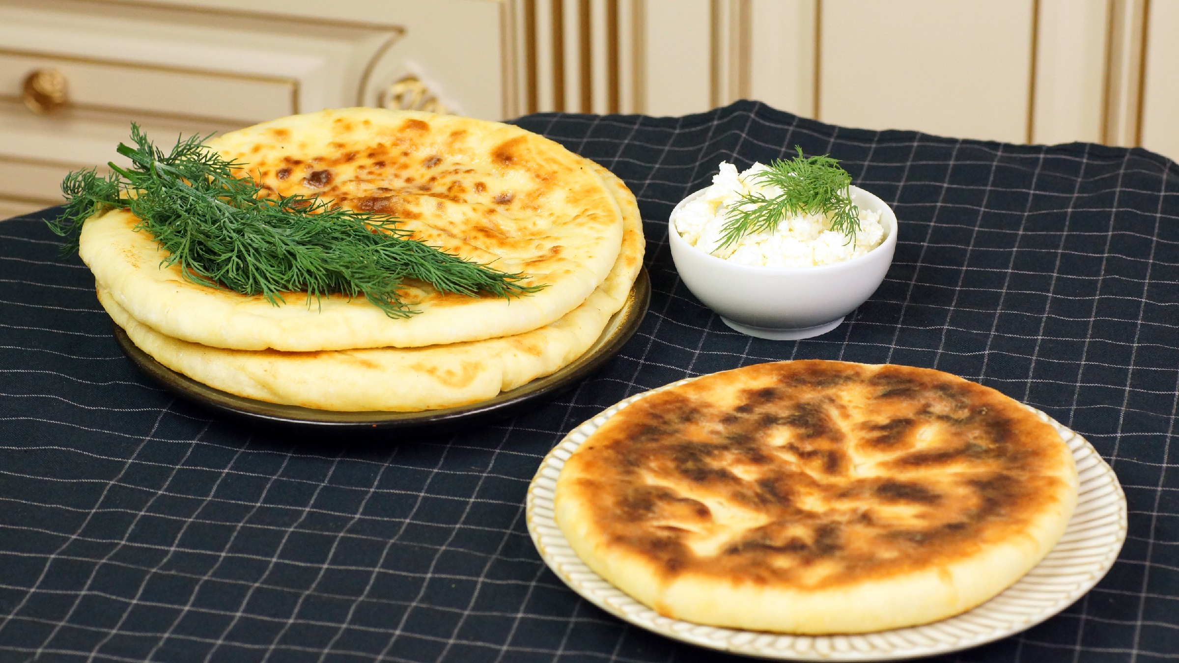 лепешка с сыром и зеленью. лепешки с творогом и зеленью. творожная лепешка с сыром. лепешки чепалгаш. лепешки с творогом.