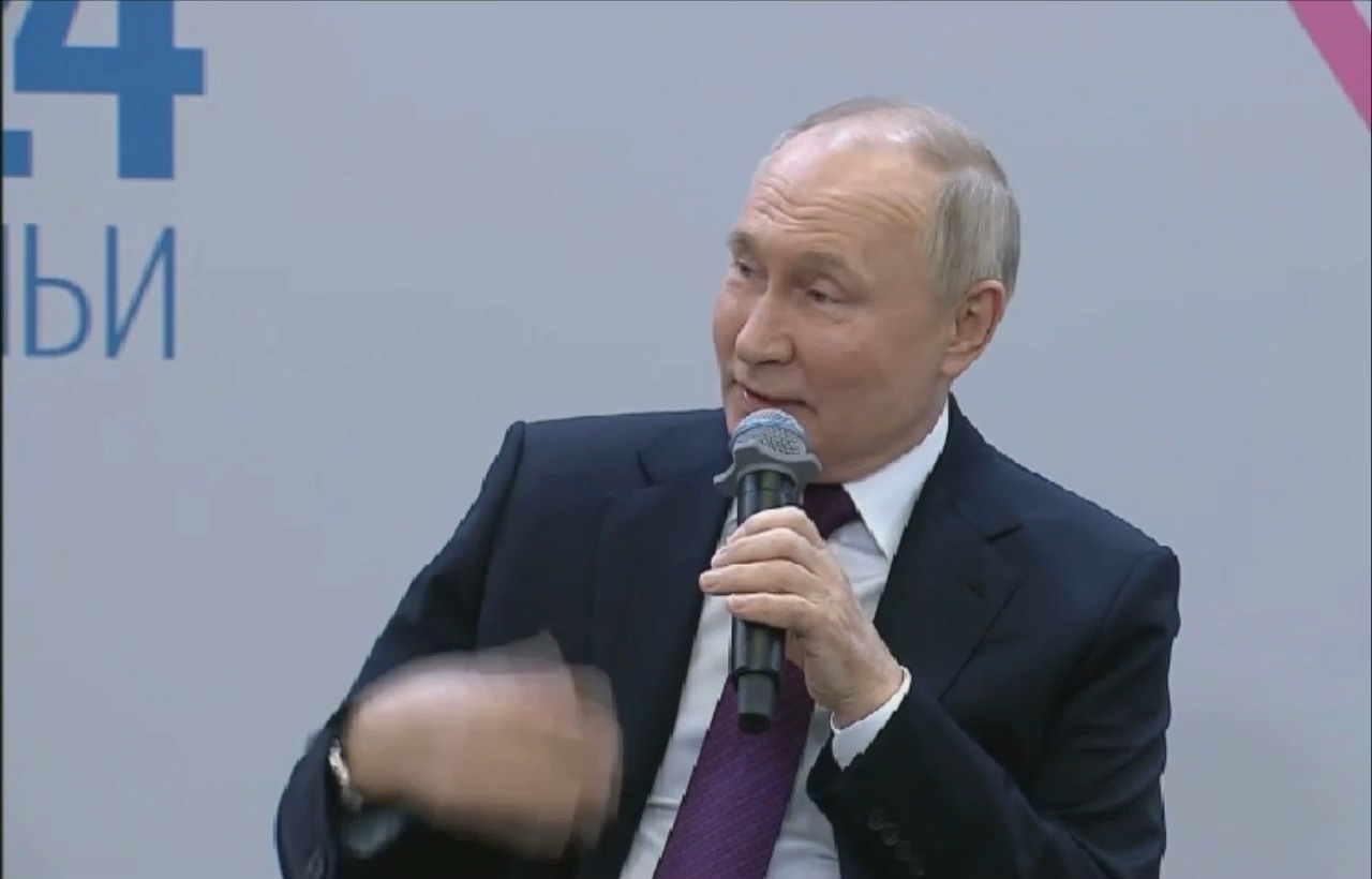 мы часто говорим что всё нормально а ночью задыхаемся от боли. мы часто говорим что люди держат. поступки говорят за человека. статусы в картинках держитесь подальше от людей. держись подальше от людей.