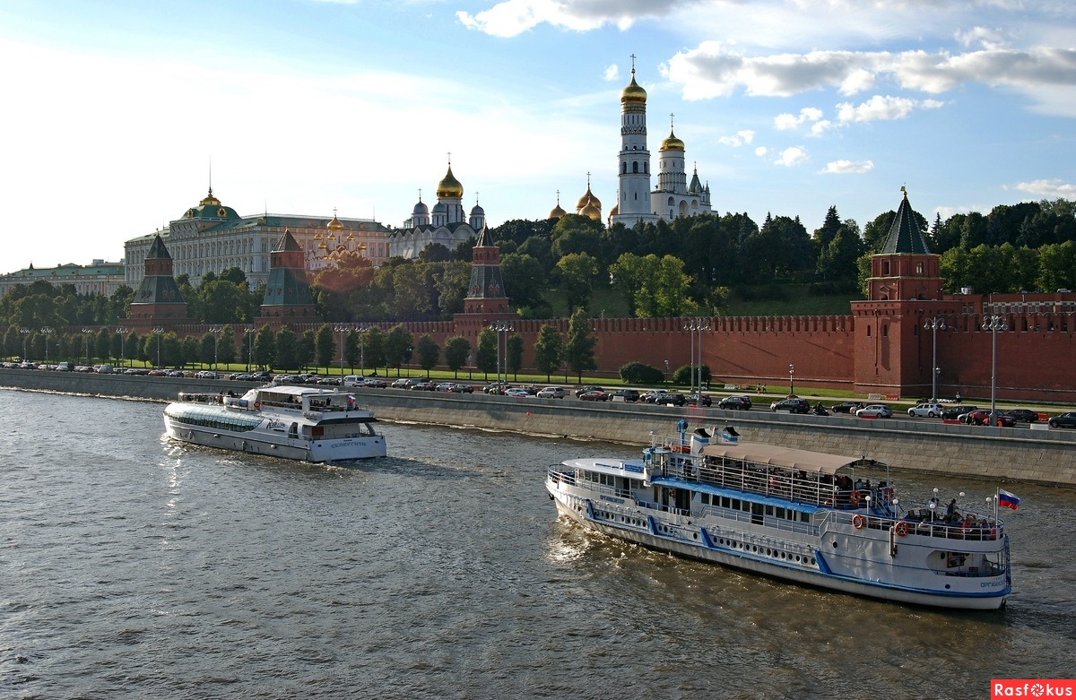 Речные прогулки москва. Москва река прогулка на теплоходе. Теплоход Москва река. Теплоходная прогулка по Москве реке. Теплоходная экскурсия по Москве реке.