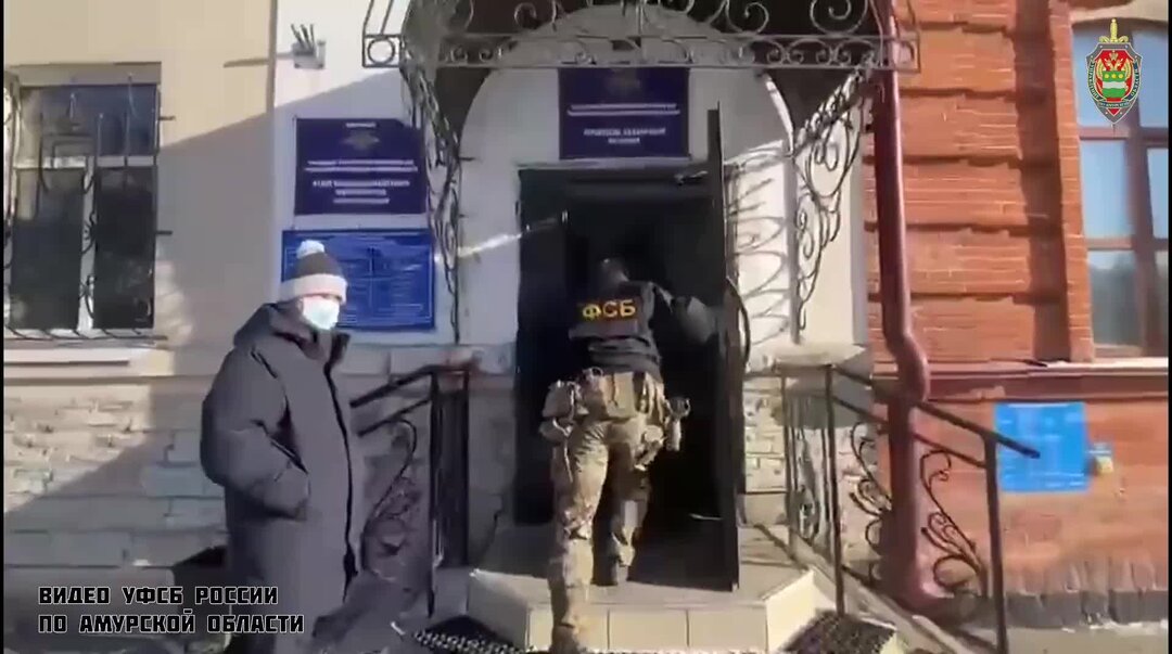 Посреди холодного дня. Посреди холодного дня. Посреди холодного дня. Девушка во льду. Арктическая пустыня и тундра.