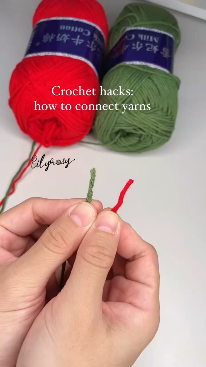 Два шарика связаны нитью. Два тела связаны нитью перекинутой через блок. Шарик подвешен на двух нитях. Два шарика связаны нитью. На нити перекинутоц черещз неподаижный.