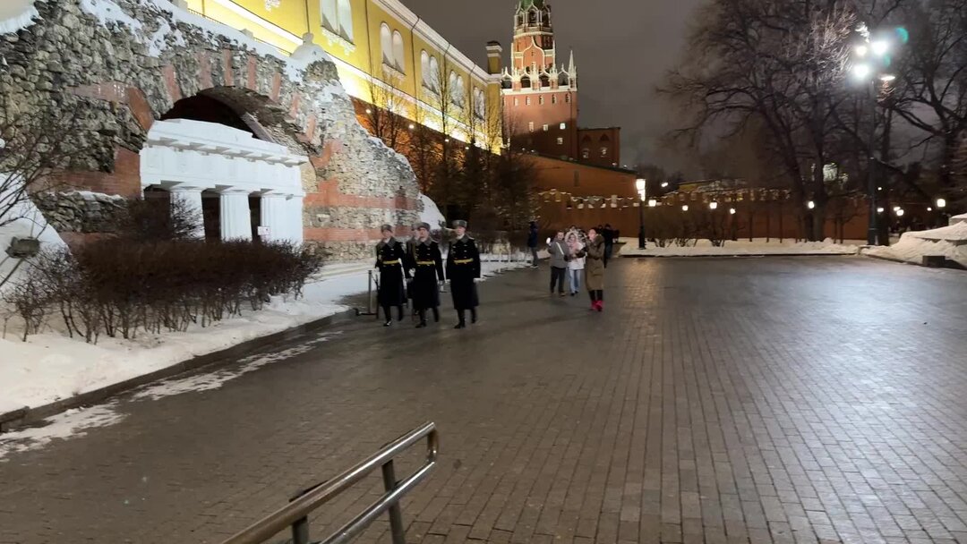 Почетный караул у могилы неизвестного солдата в москве. Смена караула у могилы неизвестного солдата в москве. Почётный караул у могилы неизвестного солдата. Почетный караул московского кремля. Могила неизвестного солдата москва караул.