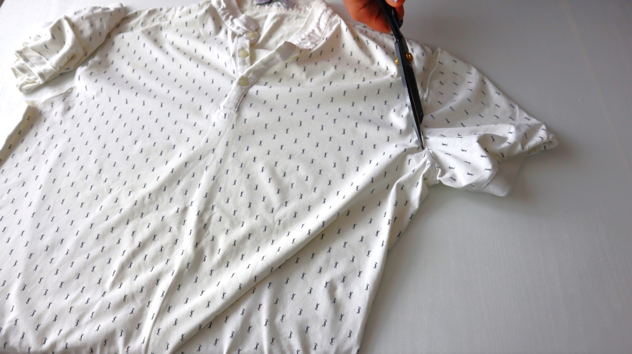 рваная футболка мужская. разрезали рубашку. порезать футболку красиво. как сделать прорези на футболке мастер класс. обрезанная футболка.