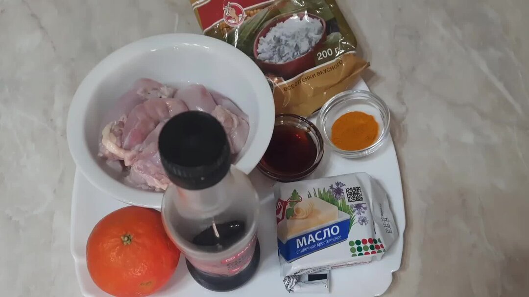 когда нужно солить курицу. суп из куриной тушки. курица в воде. курица в кастрюле. когда нужно солить курицу.