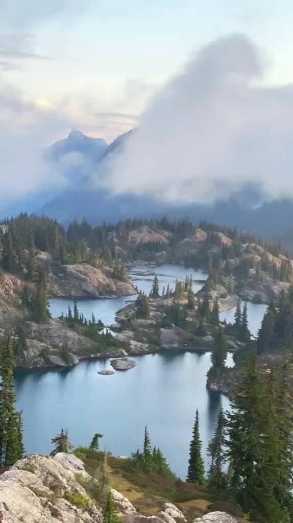 Солнце сквозь тучи. Лучи солнца сквозь облака. Небо рассвет. Солнце еще не скрытое облаками освещает мрачную. Лучи света сквозь облака.