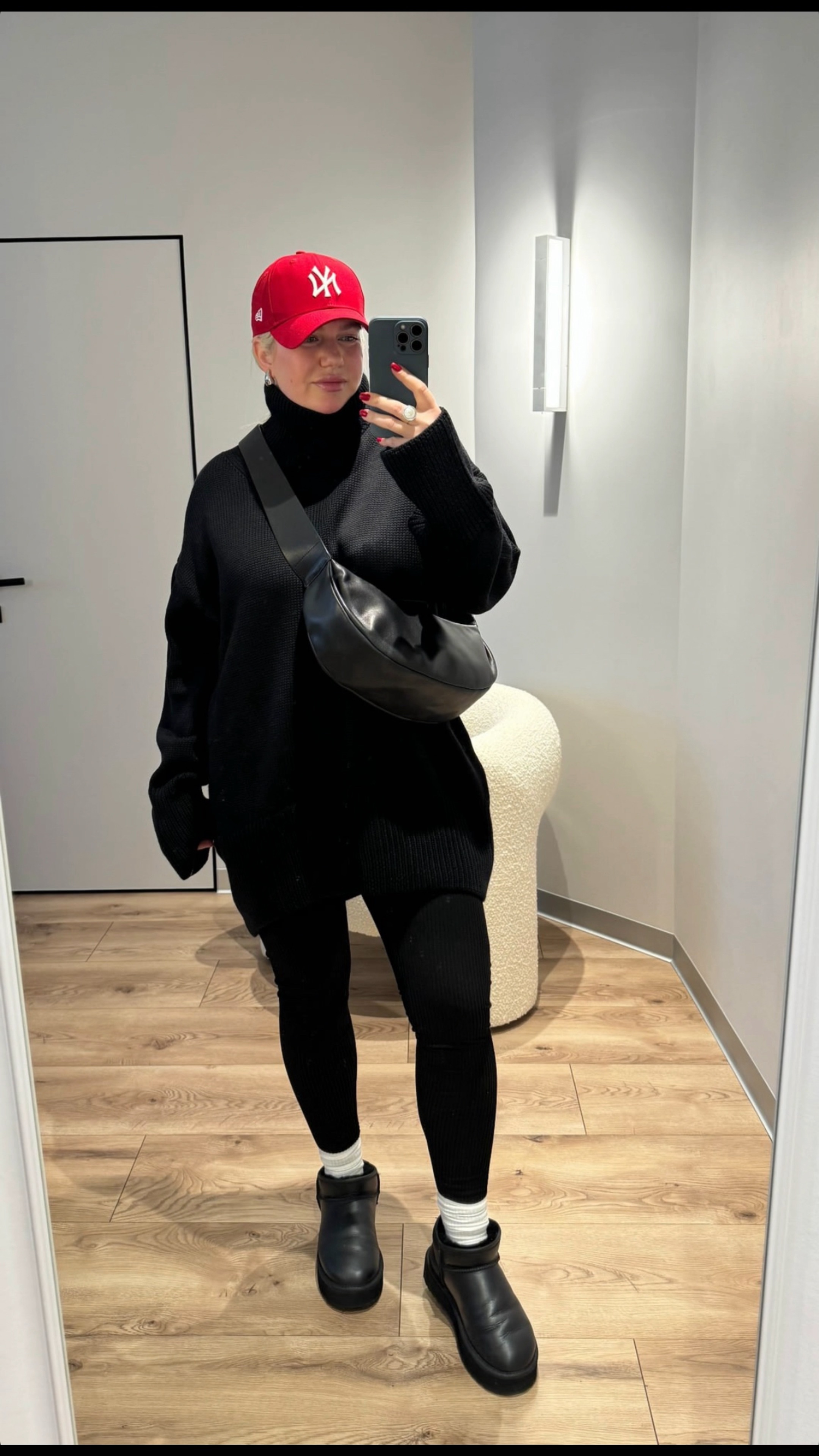 зрелые в блестящих лосинах. девушка надевает лосины. ножки девушек в леггинсах. девушки в лосинах и леггинсах. лосины врезались.