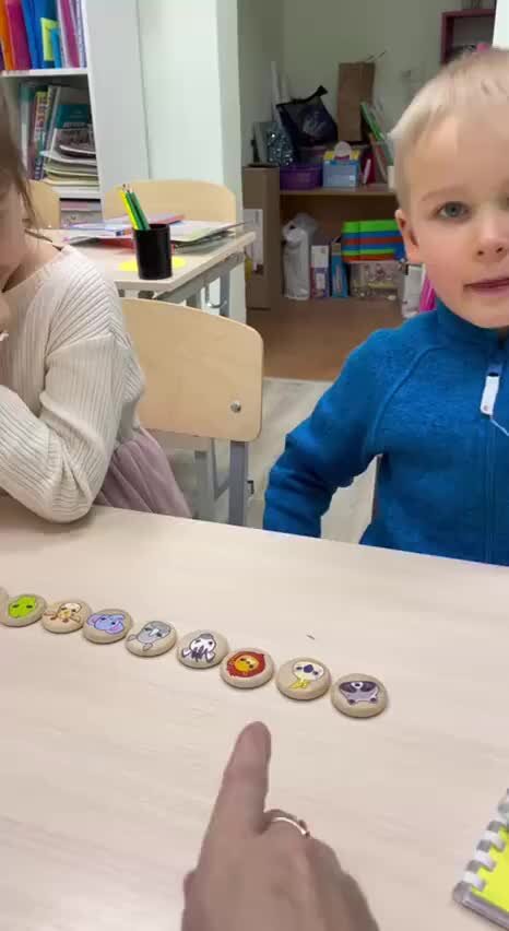 Слово овраг разделить на слоги. Разделить на слоги. Разбить слова на слоги. Правила переноса в русском языке для 1 класса. Сколько в слове гласных столько и слогов.