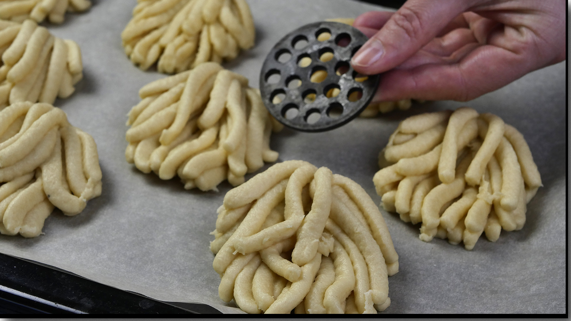 Тесто через мясорубку. Песочное печенье через мясорубку. Рецепт печенья через мясорубку рассыпчатые. Печенье шоколадное гнездо через мясорубку. Печенье через мясорубку.