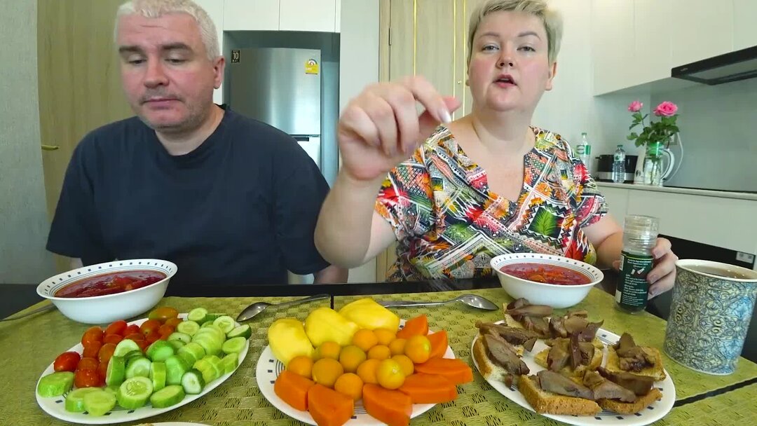 в чем в китае подают лапшу. простая жизнь мукбанг. китайские мукбанги. мукбанги. поедание еды на камеру корейцы.