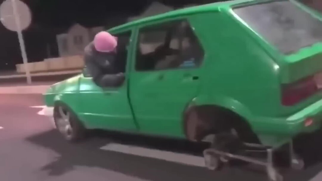 Пикап мастер мем. Человек с поднятым кулаком. Человечек прыгает по пачкам денег. Удивленный мужчина. Убери вверх.