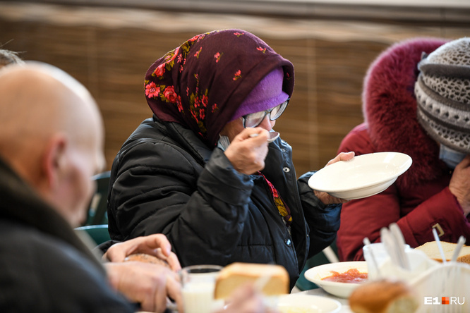 Вторую сливают. Канализационные трубы в колодце. Слив из zoom. Вторую сливают. Вторую сливают.