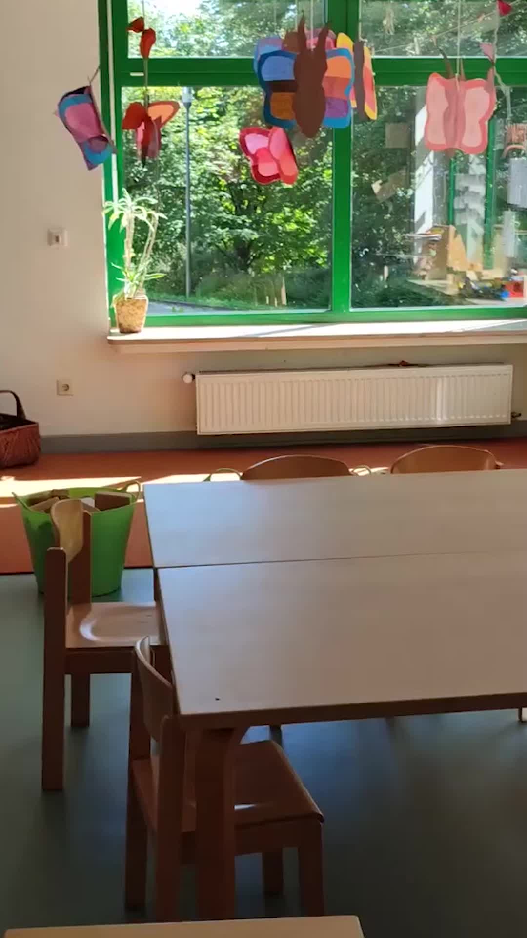 Беспорядок в детской комнате. Собирать игрушки. Игрушки для садика. Ребенок расставляет игрушки. Девочка застилает постель.