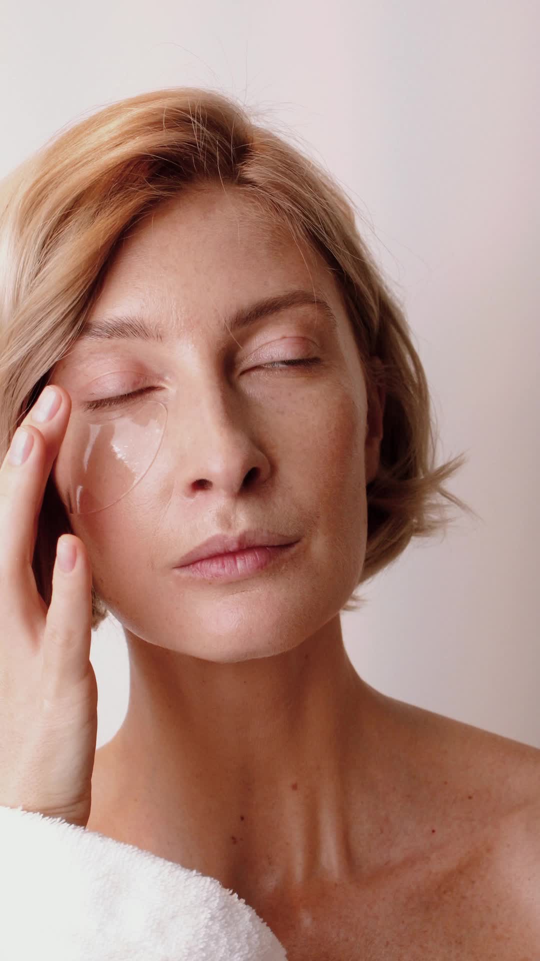 Любимые глаза. Два бездонных океана глаз. Красота в глазах смотрящего цитата. Печаль души. Красота в глазах смотрящего автор цитаты.