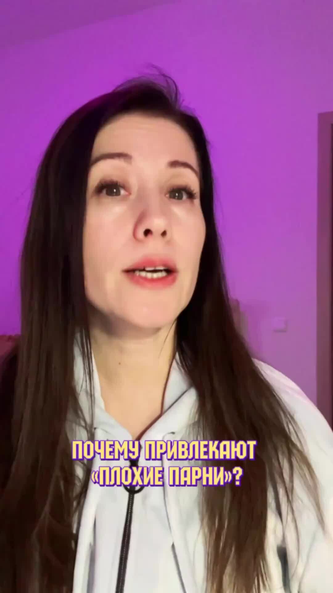 мужчина в шапке с помпоном. почему плохой парень в шапке. почему плохой парень в шапке. шапка плохого парня. шапка плохого парня.