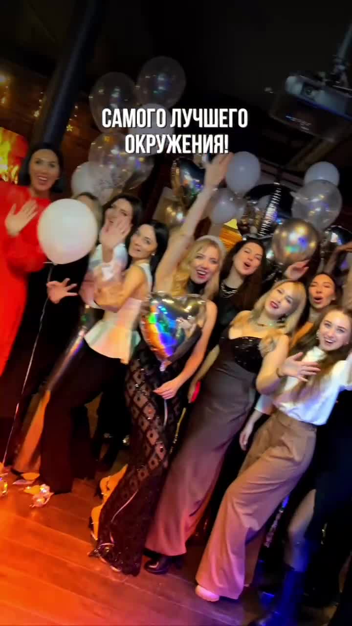 одетт эннэйбл снова ты. блэр и серена. лучшая подруга. подруги шепчутся. трое девушек.