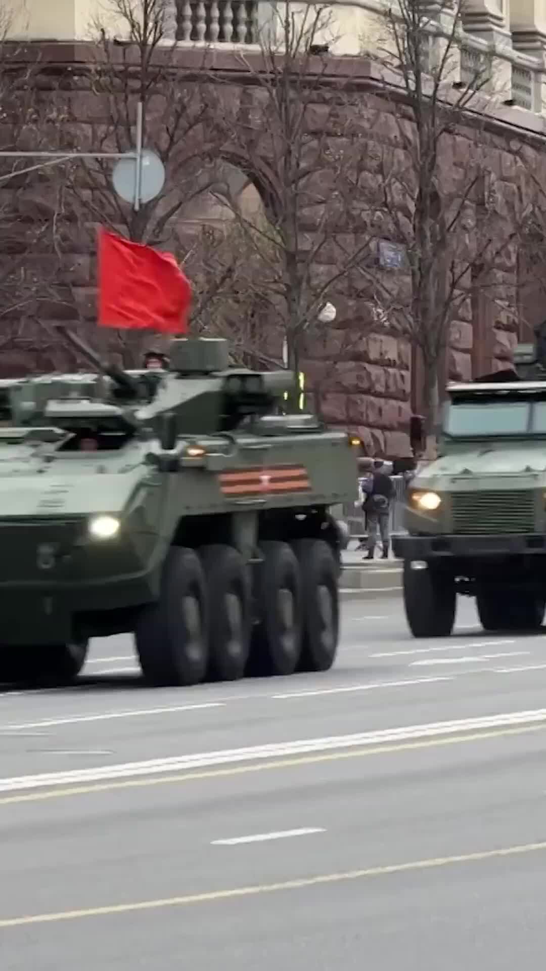 Пятый канал - новости и видео | В центре Москвы прошла репетиция парада  Победы | Дзен