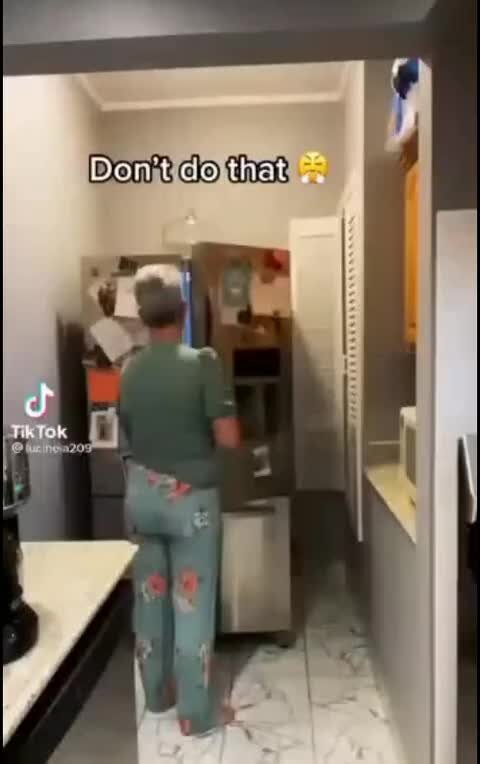 Парень испугался. Парень испугался. Девушка испугалась. Приколы пугают людей. Испуг.