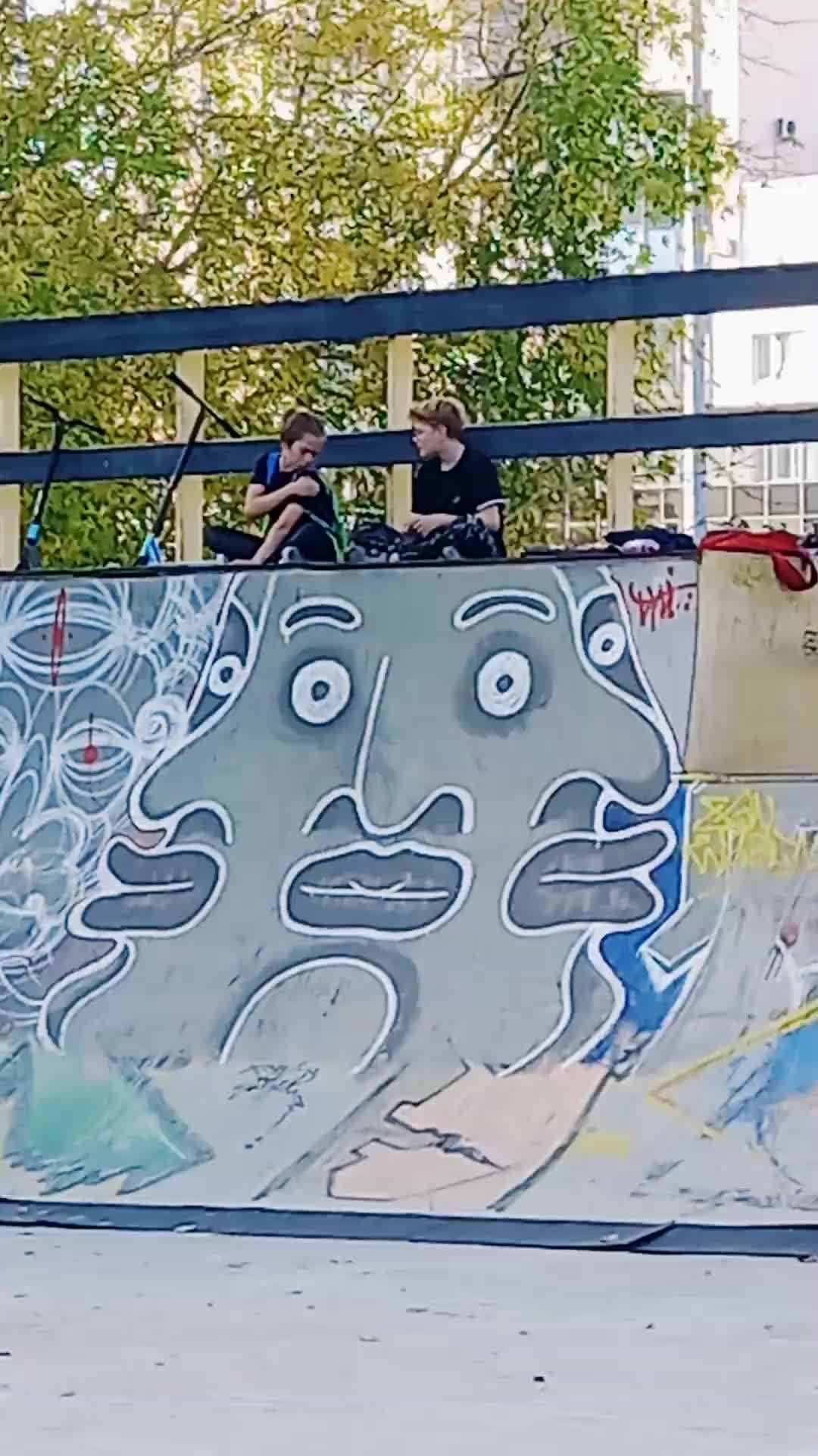 Фламинго на велосипеде трюк