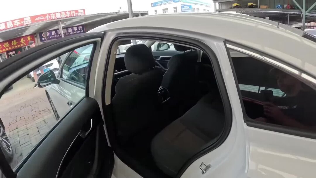 рынок легковых автомобилей. рынок легковых автомобилей. рынок автомобилей. рынок автомобилей с пробегом. много машин.