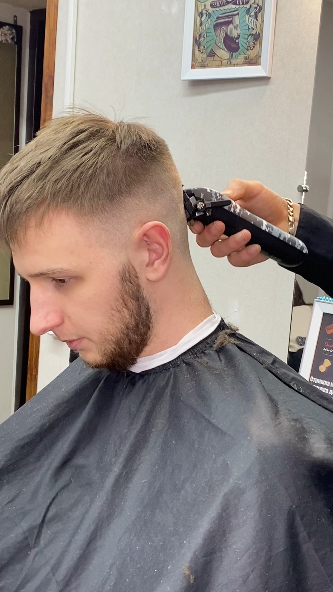 Стрижка полька мужская. Стрижка спортивная канадка. Андеркат канадка бобрик. Модельная стрижка мужская. Стрижка канадка фейд.