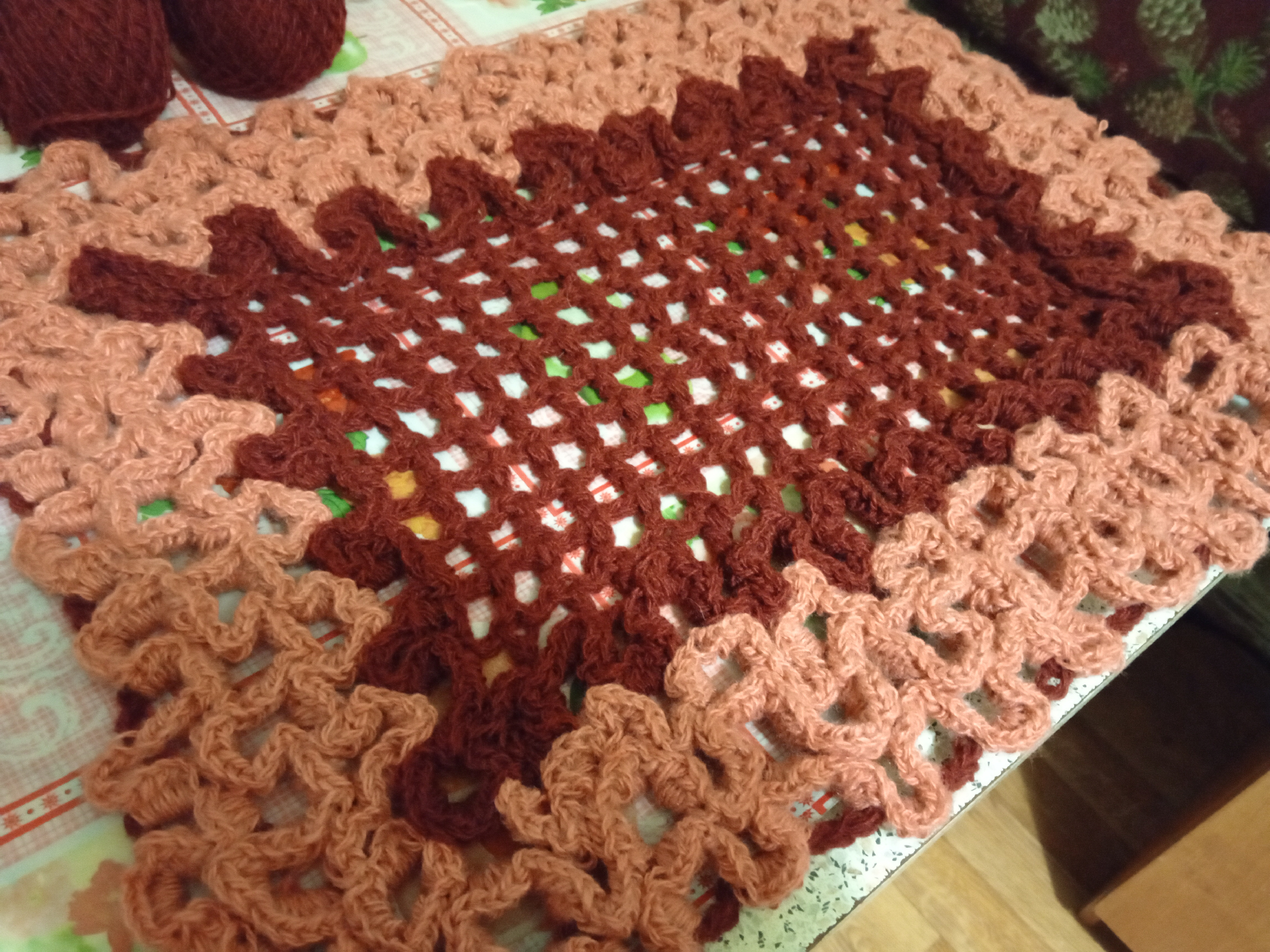 рукодельные коврики. ковер из вязаных цветов. коврик сидушка цветочная поляна крючком. рукоделие крючком коврики. рукоделие крючком коврики.