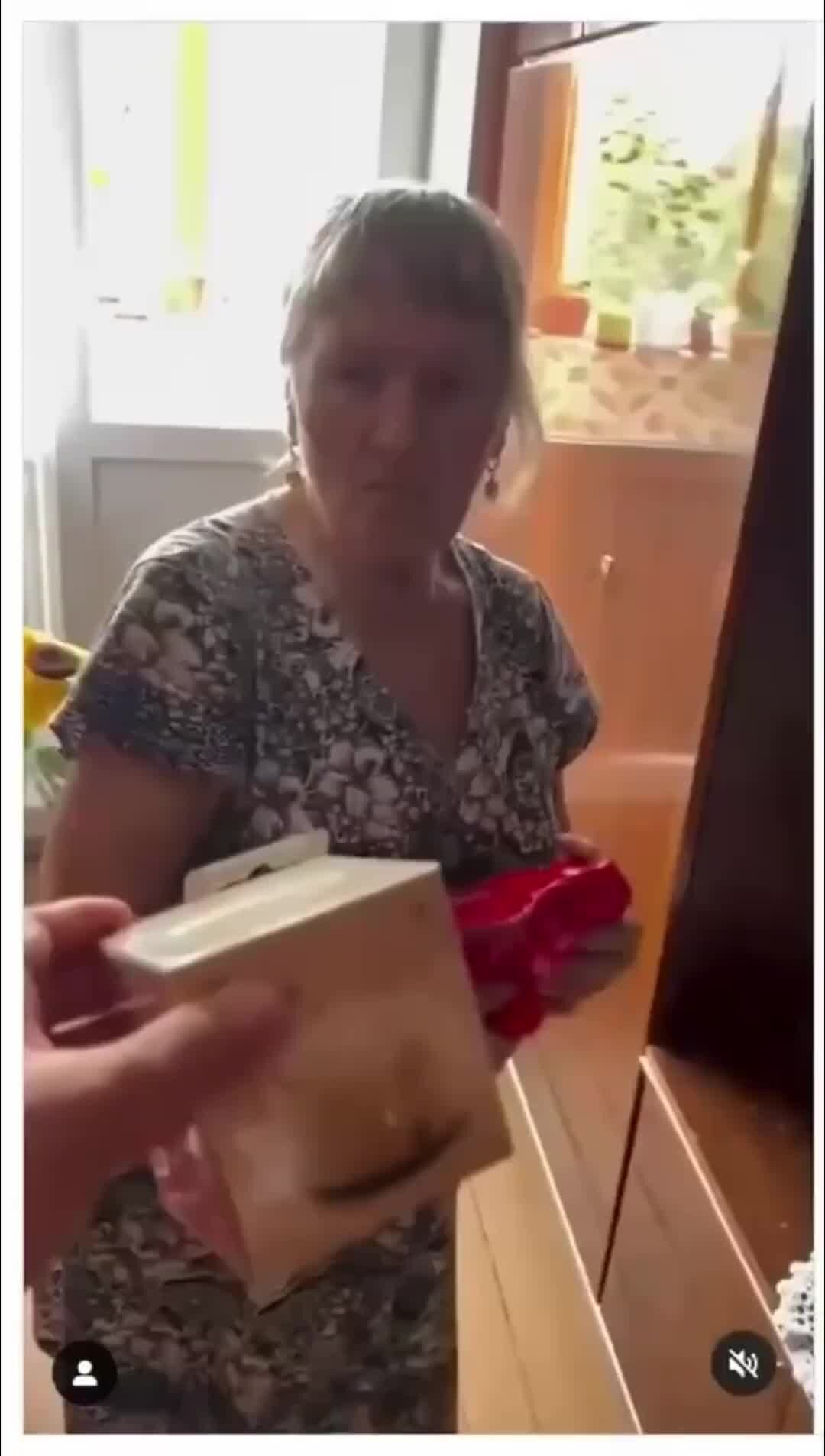 Алиса мама слушать. Мама я алису включила. Алиса и её мама. Мама я алису включила. Мама клип алиса.